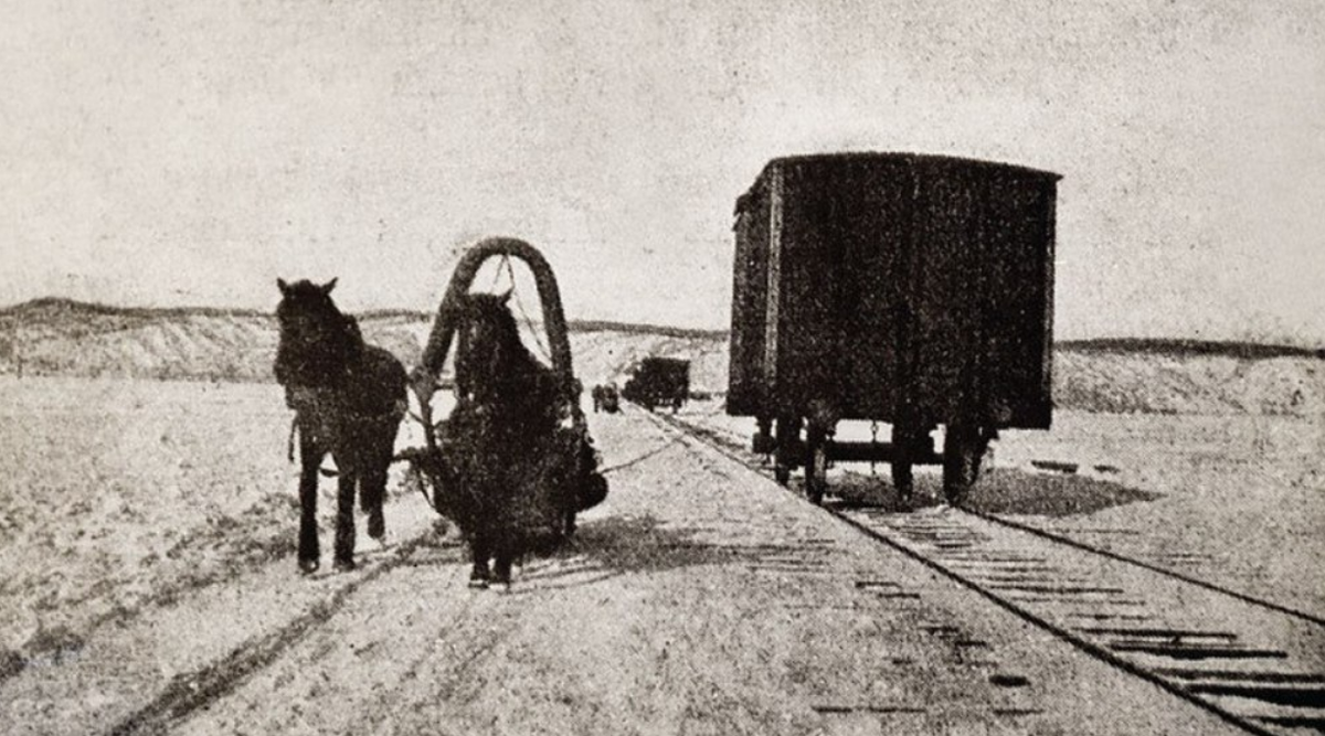 Железнодорожная переправа по льду Байкала зимой 1904 года.