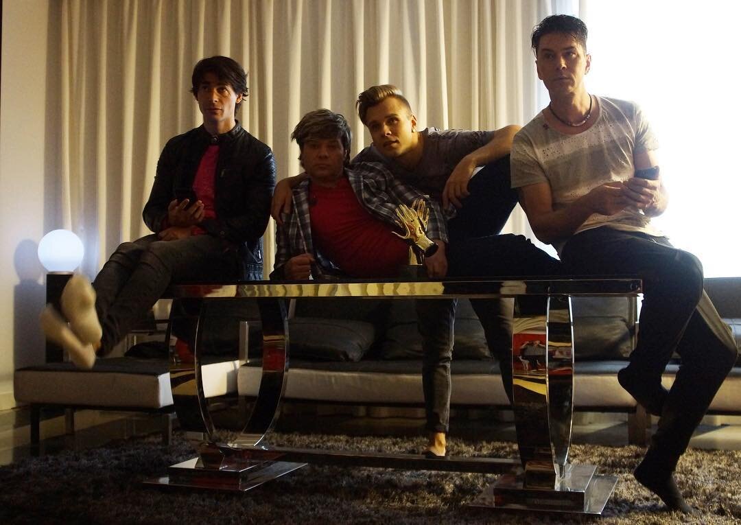 Певец выложил в соцсеть фотографию с шутливой подписью.Несколько часов назад в Инстграме музыкального продюсера группы «На-На» повилась новая фотография — на ней запечатлены участники коллектива, удобно расположившиеся на кофейном столике в квартире продюсера. Бари Каримович, намекая на немалый вес артистов, подписал снимок с юмором: «Дорогой был стол».Сам Алибасов в кадр не попал — видимо делал фотографию. На снимке запечатлены участники бой-бенда: Политов, Жеребкин, Семидьянов и Игонин. К слову, репетиции группы часто проходят не только в студии звукозаписи, но и в гостях у продюсера. 
Напомним, что квартира Алибасова в 2011 году сгорела в результате пожара. Бари не посчитал это плохим знаком — он давно хотел сделать ремонт. Шикарные интерьеры апартаментов рядом с Никитским и Тверским бульваром по достоинству оценили гости хозяина дома.