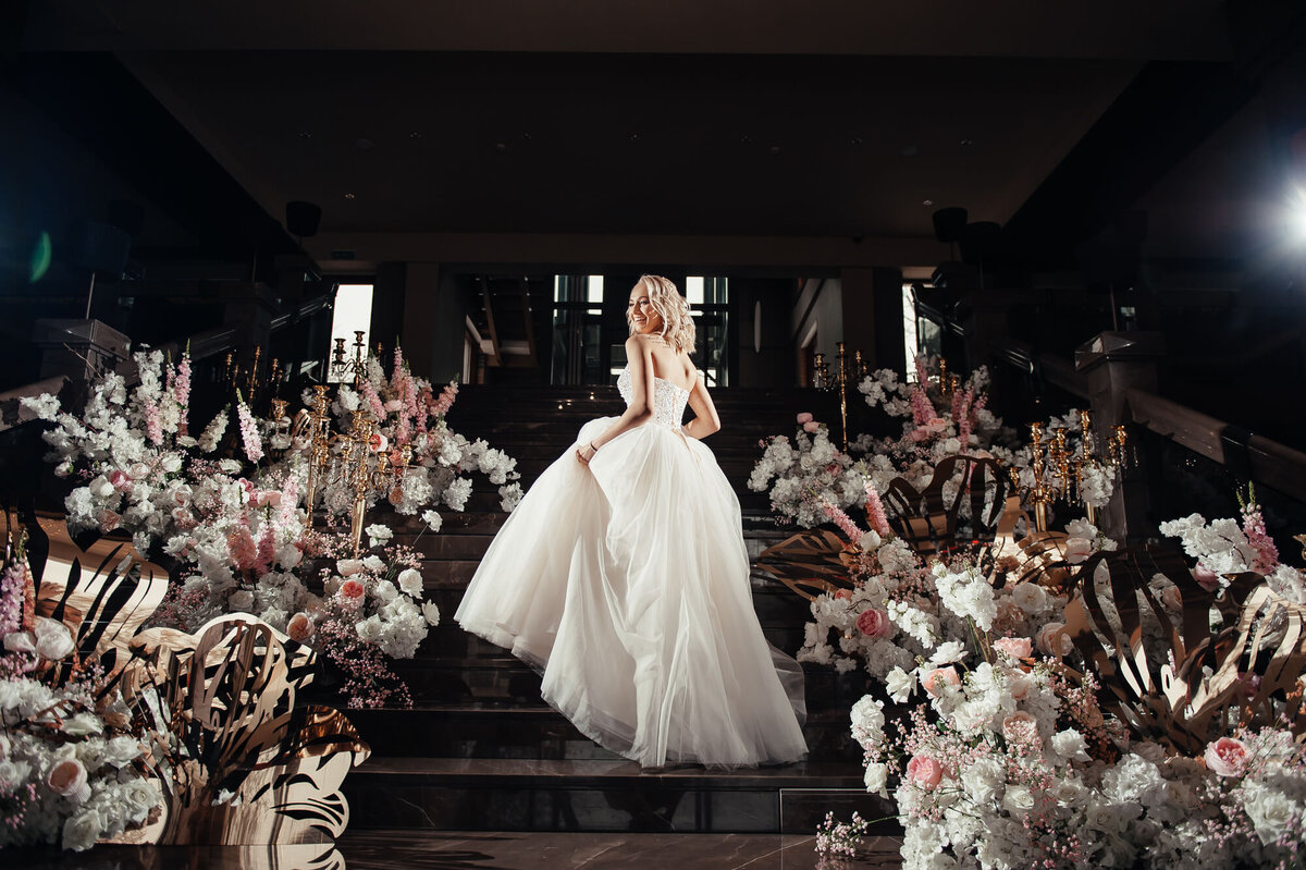 Невеста свадебного салона Валенсия в пышном платье, которое подчеркивает ее фигуру