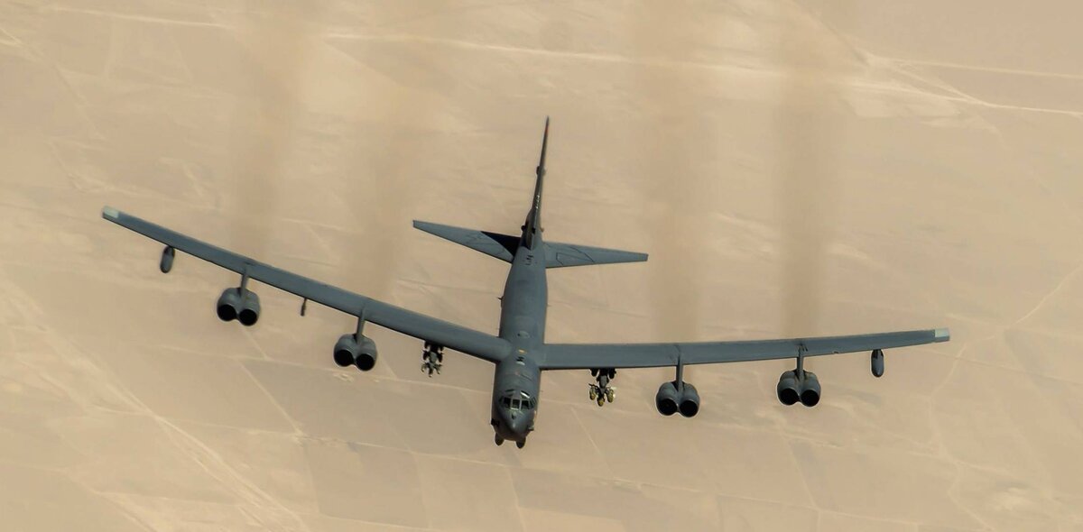 B-52  в полете. Фото: Aviation International News