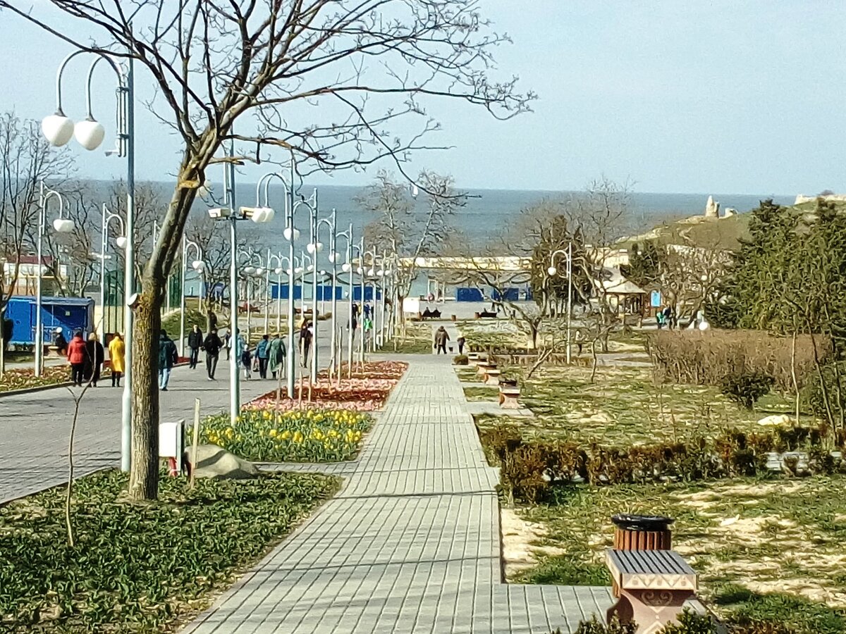 От центрального входа в парк дорожки ведут нас вниз, к пляжу.