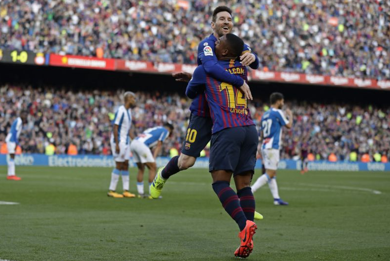 Лионель Месси празднует свой второй гол в субботней победе над Эспаньолом со счетом 2:0