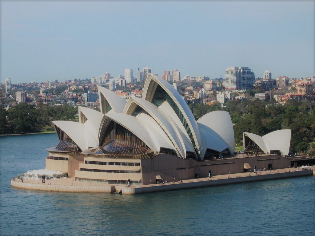 Солнечные блики играют на кремовых плитках, которыми отделаны 10 крыш-парусов Сиднейского оперного театра