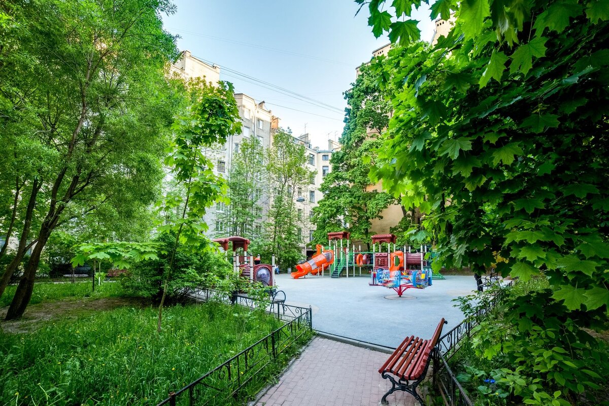 Картинка из поиска Яндекса. У меня примерно такой же зеленый двор. У всех хрущёвок в моем городе примерно такой же. В примерно таком же дворе происходила описанная ниже история.