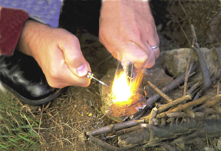 Разжигаем костер используя обыкновенную лампочку!
