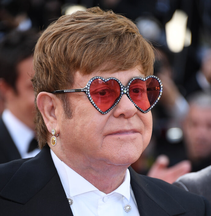 Элтон Джон в серьге Chopard Haute Joaillerie из белого и желтого золота с бриллиантами