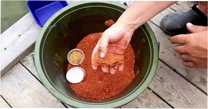 В жаркую погоду вода испаряется и приходится заново смачивать прикормку.