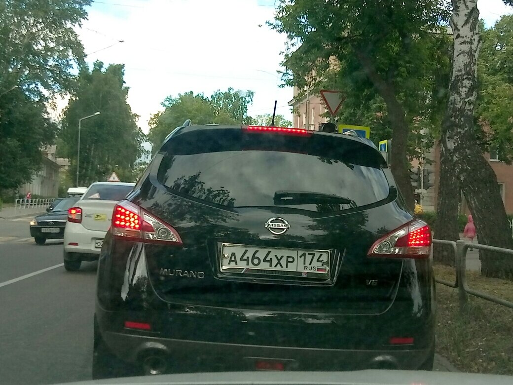 Фото мое. В подномерной рамке указано "Госкорпорация Росатом". Зеркальные номера- бла та та! А буквы? "Ахренеть". Скромнее надо быть, дорогой товариш!