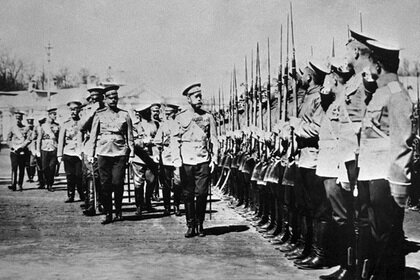 Никлай II инспектирует российскую армию.