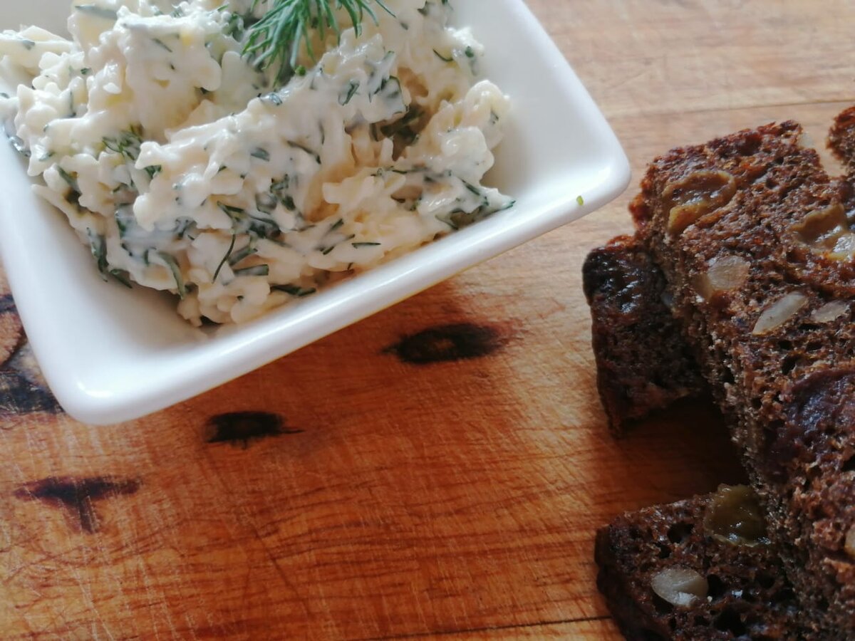 сырно-чесночный соус с зеленью