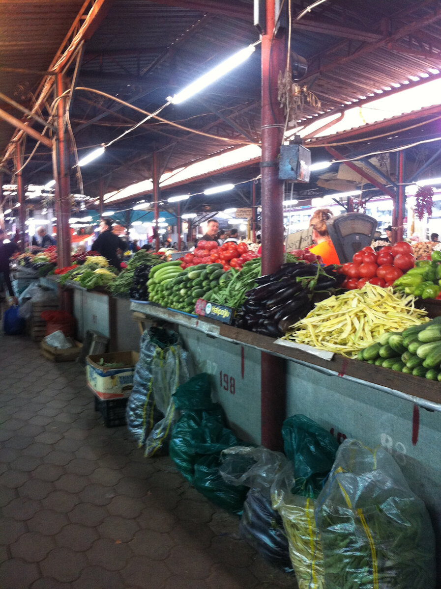 На рынке Кутаиси такое изобилие, все такое вкусное и свежее! Некоторые овощи или их разновидности мы вообще никогда не видели раньше, к нам такого и не возят. Не возбраняется все попробовать, продавцы вас любезно угостят