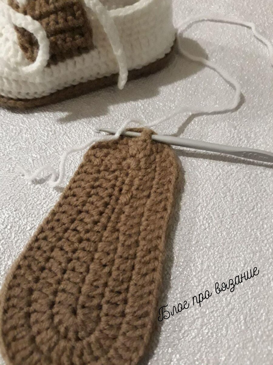 Стельку располагаем мыском к себе