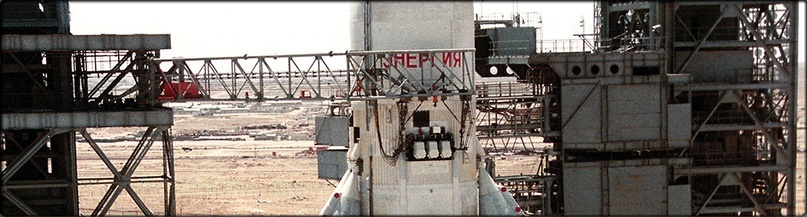 Если я правильно понимаю, то виновница торжества — вот эта чёрная платформа на ракете под ажурной фермой. Размером она с Жигули.