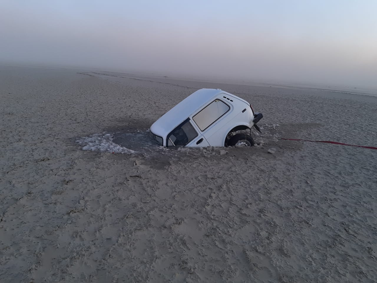 Отлито и долито. Таганрог залив Азовского моря. Таганрог отлив моря. Таганрог море ушло. Машина застряла в воде.