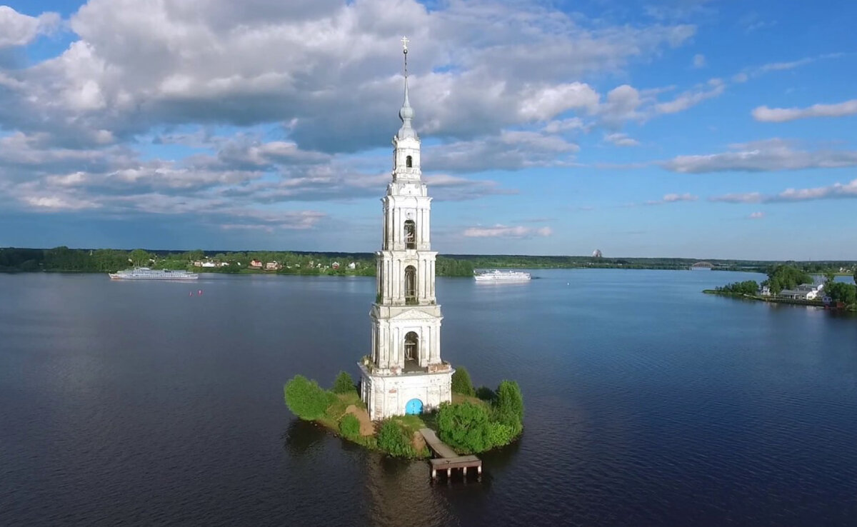 Улица города с колокольней