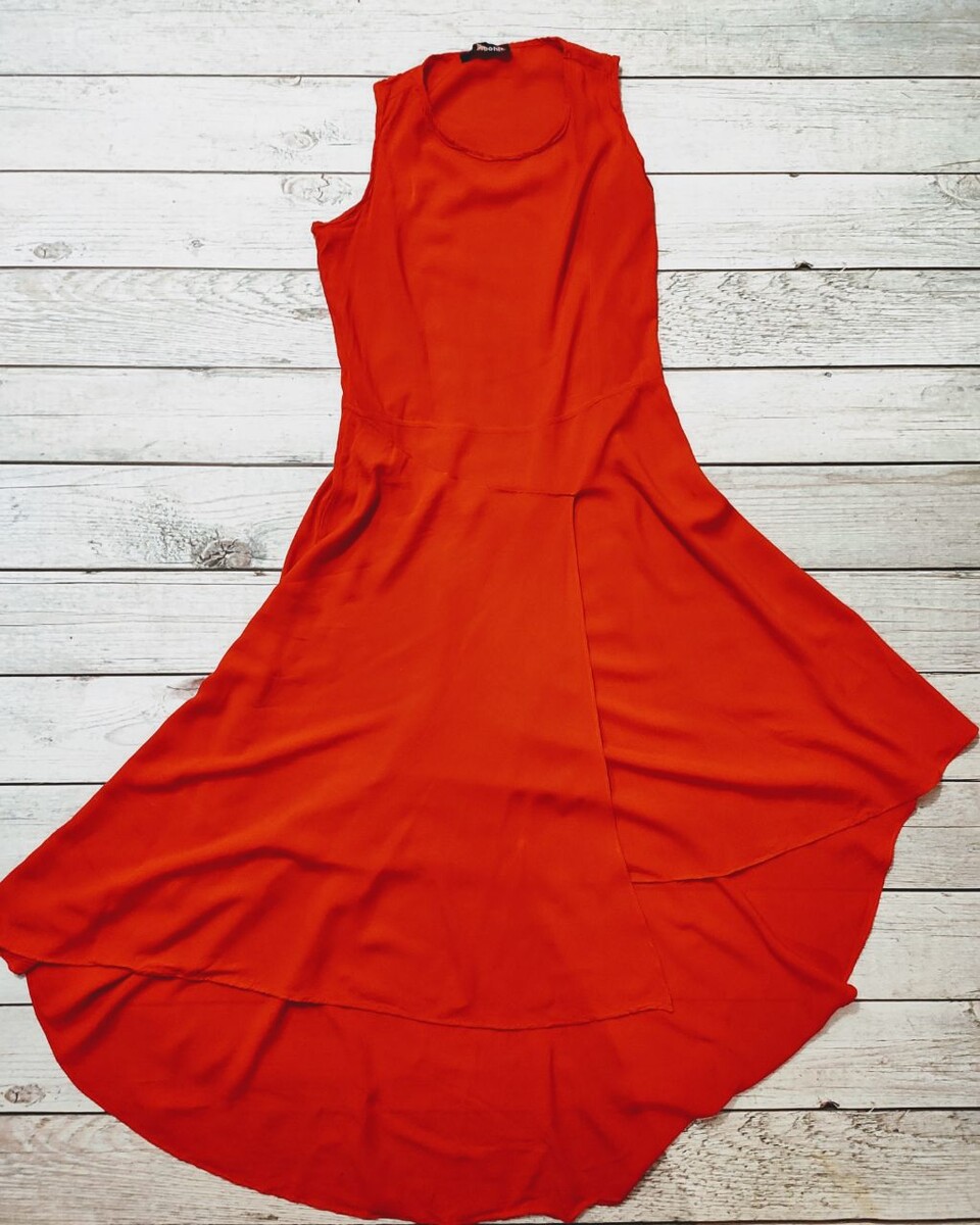 На платье интересный двухслойных низ. Создается эффект лепестков. 