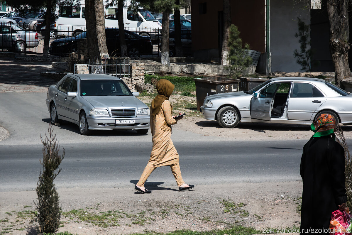 Таджиков поставили. Таджички на улицах. Таджикистан девушки на улице. Таджики на улице. Таджички на улицах города.