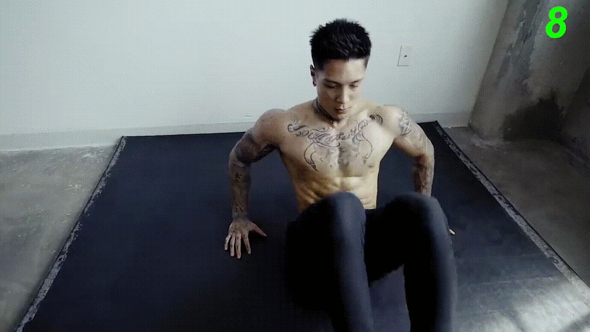 Тянемся к груди и полностью выпрямляем.