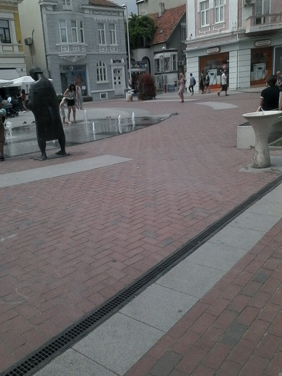 Монастырь Аладжа находится недалеко от Варны. Монастырь небольшой по размеру, весь можно обойти за полчаса . Но при этом очень одухотворенное и приятное взору. Перед монастырем очень красивый тихий парк, сами кельи отшельников настраивают на тихий спокойный осмотр. Вот именно поэтому стоит приезжать тогда, когда мало посетителей.