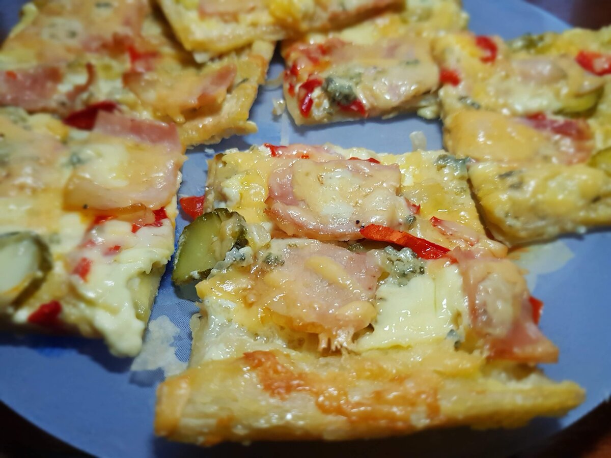 пицца на слоеном тесте в духовке рецепт с колбасой и помидорами сыром фото 37