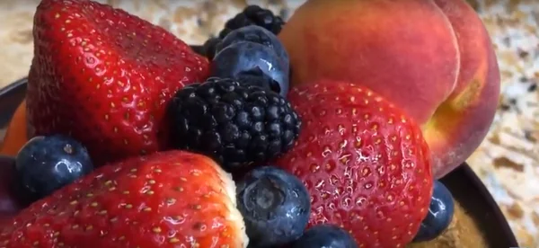 Очень аппетитный, заправляется шампанским.