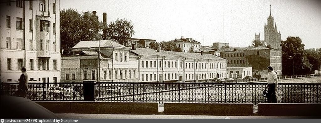 Вид с Чугунного моста на Садовническую набережную, 1992 г. Автор Александр Драло.