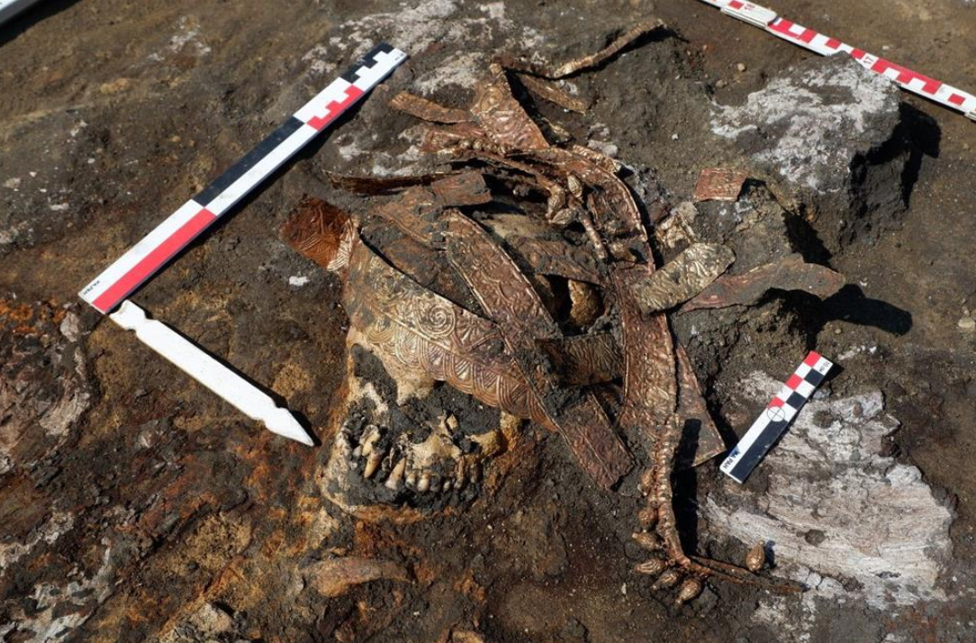 Курганный могильник.  Детали головного убора. Фото с сайта https://www.archaeolog.ru/