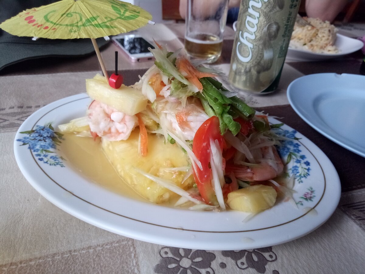 Сом Там с креветками и ананасом (одна из вариаций)