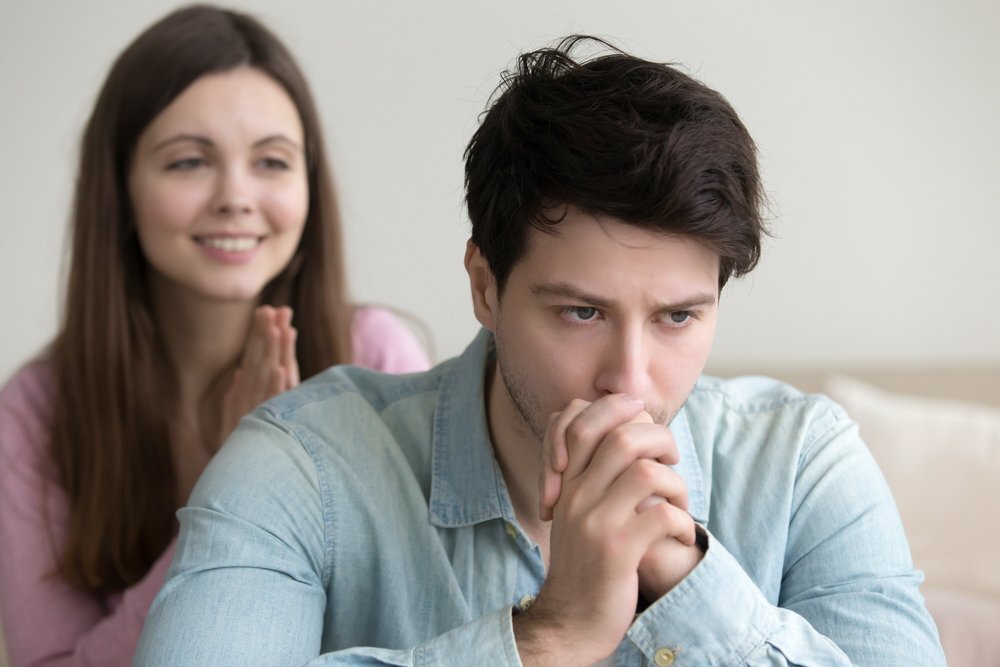 Девушка спрашивает парня. Где просить мужа. Измена в семье. Мужчина умоляет женщину. Мужчина просит прощения у женщины.