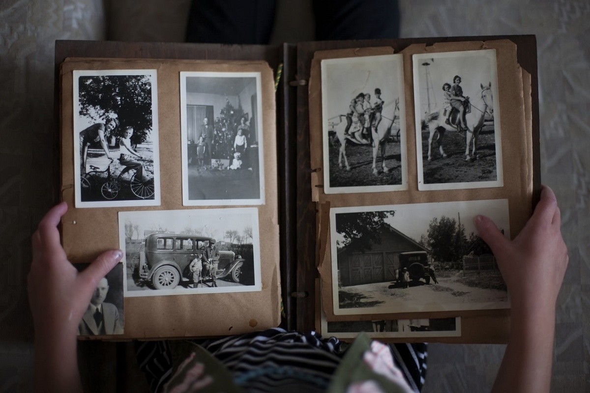  Воспоминания о том, что скрыто в человеческом сердце, скрыто занятой жизнью, внезапно раскрываются в последние часы. Воспоминания о нежных моментах, дарованных незнакомцами.  Воспоминания о сдержанных клятвах и нарушенных обещаниях. Воспоминания о любви, которая ушла слишком рано или продержалась до конца дней.