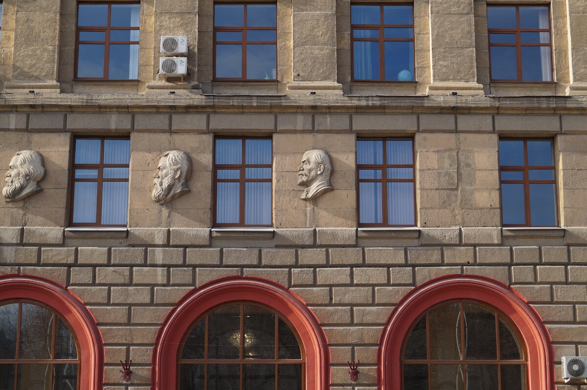 Темный прямоугольник напоминает о четвертом профиле