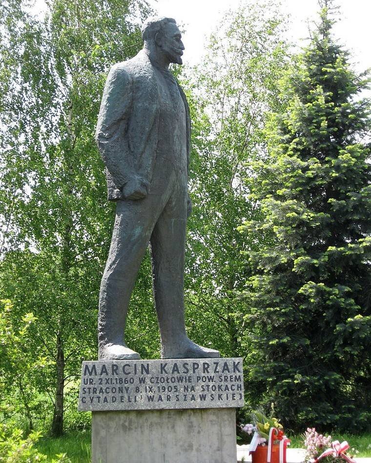 Памятник Мартину Каспшаку в селе Чолово