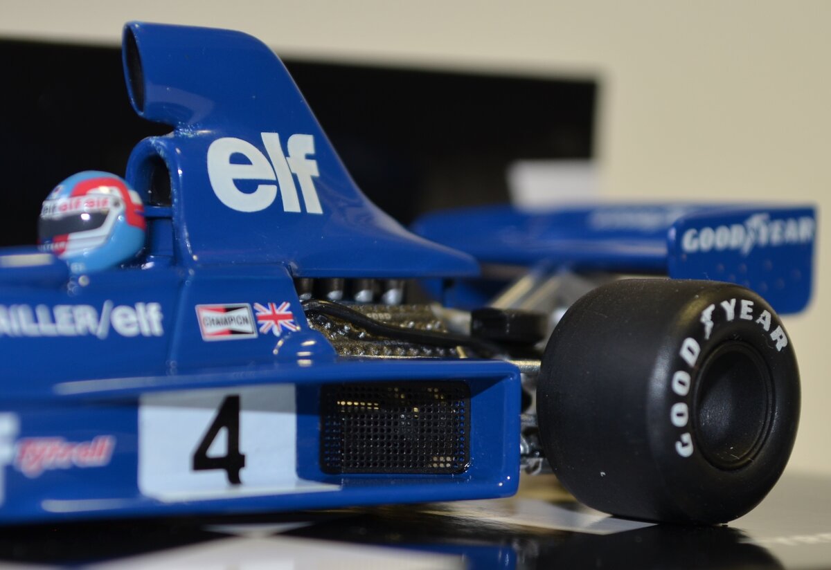 За сеткой размещены трубы выхлопной системы