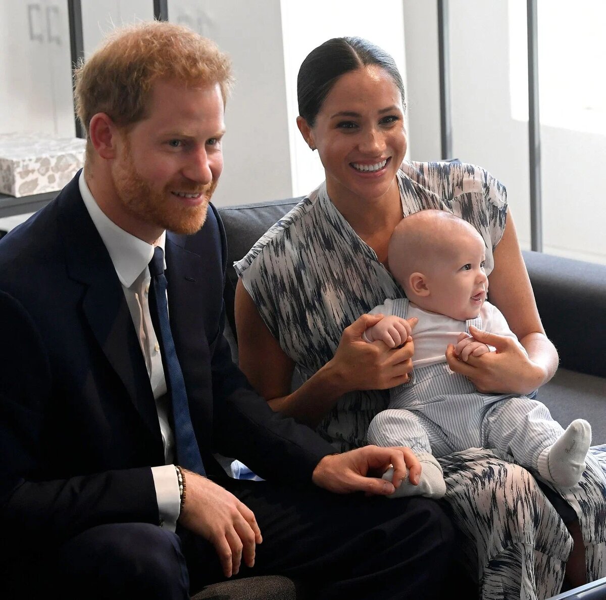 Фото: Prince Harry and his wife Meghan, Duchess of Sussex, holding their son Archie, on September 25, 2019 in Cape Town, South Africa. TOBY MELVILLE/POOL/EPA-EFE/Shutterstock