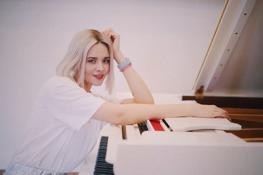 Александра по прежнему выглядит потрясающе