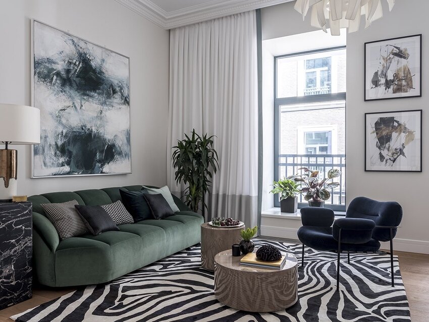 Этот модный интерьер, созданный дизайнерами бюро Studio 141, настоящее воплощение мечты о компактном городском жилье. Однокомнатная квартира в центре Москвы может похвастаться высокими окнами, а благодаря объединенному пространству на 36 метрах уместились не только кухня и гостиная.