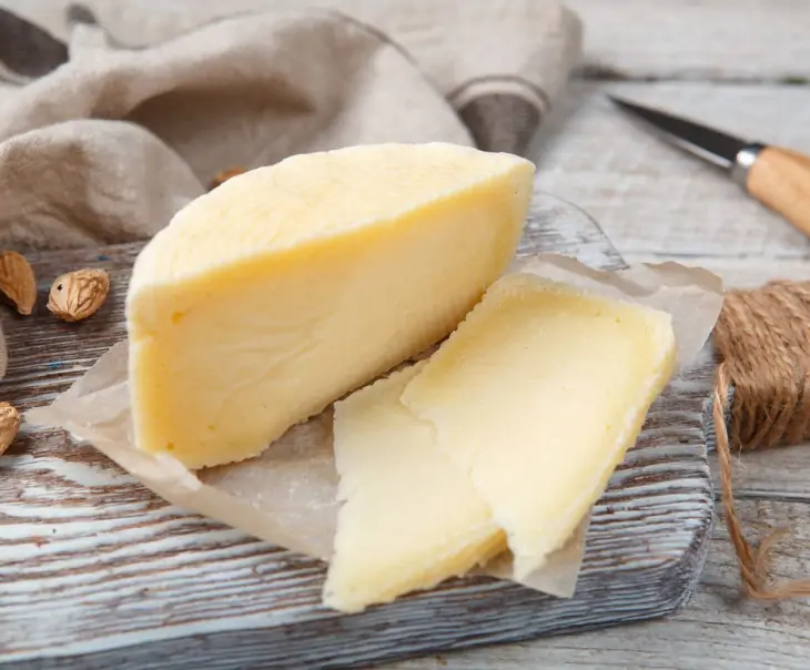 Сыр это живой продукт. Сыр качотта с пажитником. Сыр мюнстер в упаковке. Эпуасс сыр. Сыр фермерский.
