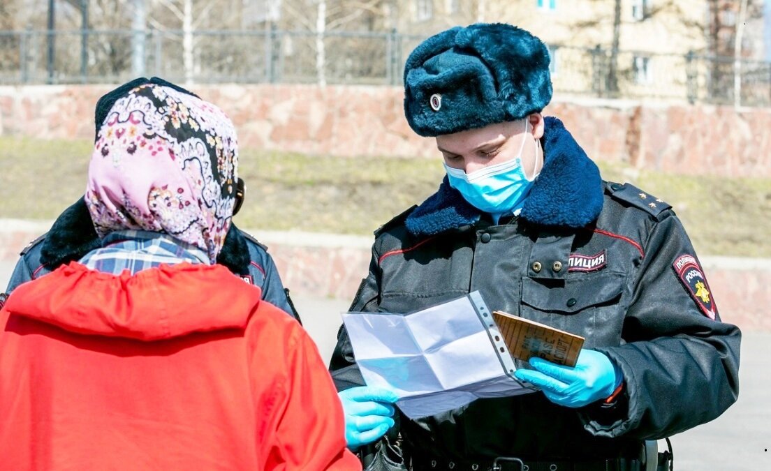 Проверка граждан сотрудником полиции