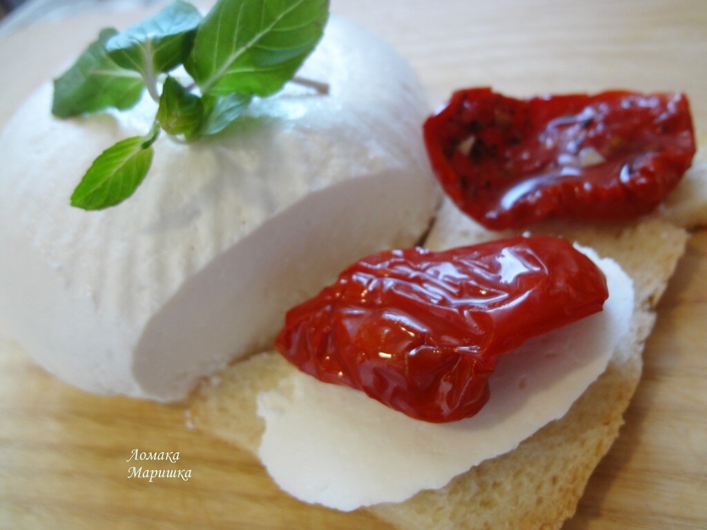 всё очень просто.. и очень вкусно.. в чашу мультиварки налила два литра молока 3.2%,добавила  100 гр. сметаны 20%..перемешала..включила режим мультиповар на 40 гр.. на 3 часа..после этого включила режим пар 2 минуты. за этой время сыворотка отсоединилась.. масса постояла в чаше минут 20.. далее выстелила дуршлаг (у меня шёлковый платок -я им пользуюсь для сыра и творога)..вылила массу  в дуршлаг.. около часа стекло.. и я убрала сыр в холодильник.можно натереть солью(тогда будет брынза).. но адыгейский мне нравится тоже.. с вялеными помидорами..или со свежими.. с мятой и кинзой.. да с домашним хлебушком.