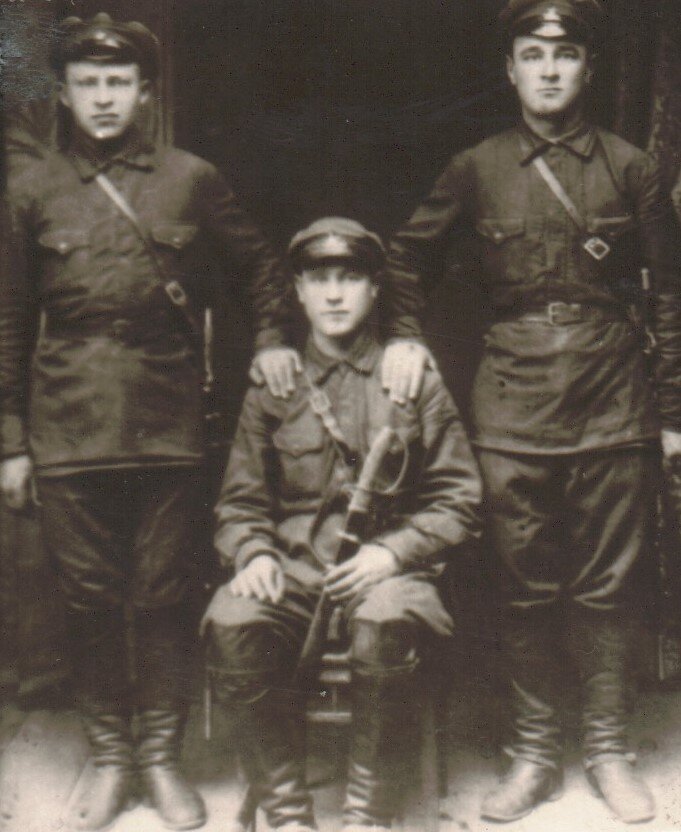 Бабенко Василий Кириллович (первый слева). Срочная служба в рядах Красной армии. 
Фото 18.10.1929 года.