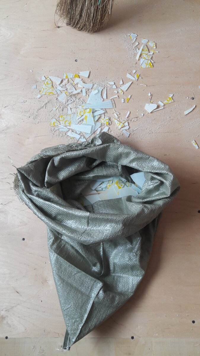 Во время ремонта задели люстру, и она разбилась (к счастью). Придется покупать новую, но это уже летом. На фоне видна фанера - мы ее притянули саморезами к полу, и он стал ровнее.