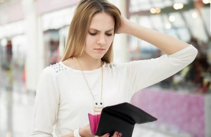 Сейчас многие стоят перед выбором - оставить деньги на покупку продуктов и прочих товаров первой необходимости или новую кофточку купить. Хотя многие и такого выбора лишены в данный момент.