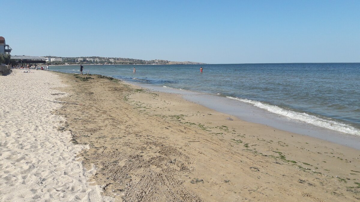 Наш широкий песчаный пляж.