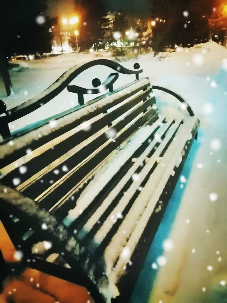 Снег сверкает в свете фонарей)