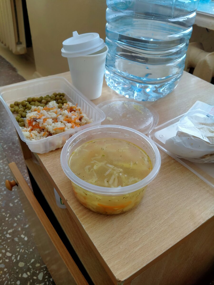 Один из моих обедов - кормят лучше чем обычно, все в одноразовой посуде