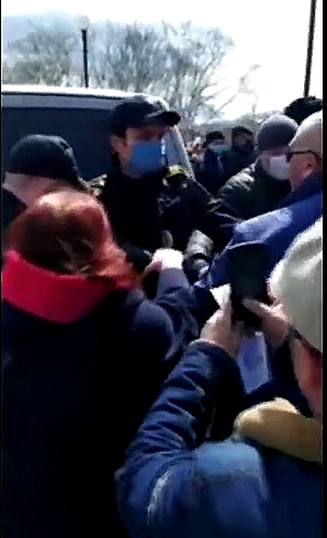 Конечно, общественность встала на его сторону и, вплотную подойдя к транспортному средству, стала протестовать против такого задержания, 