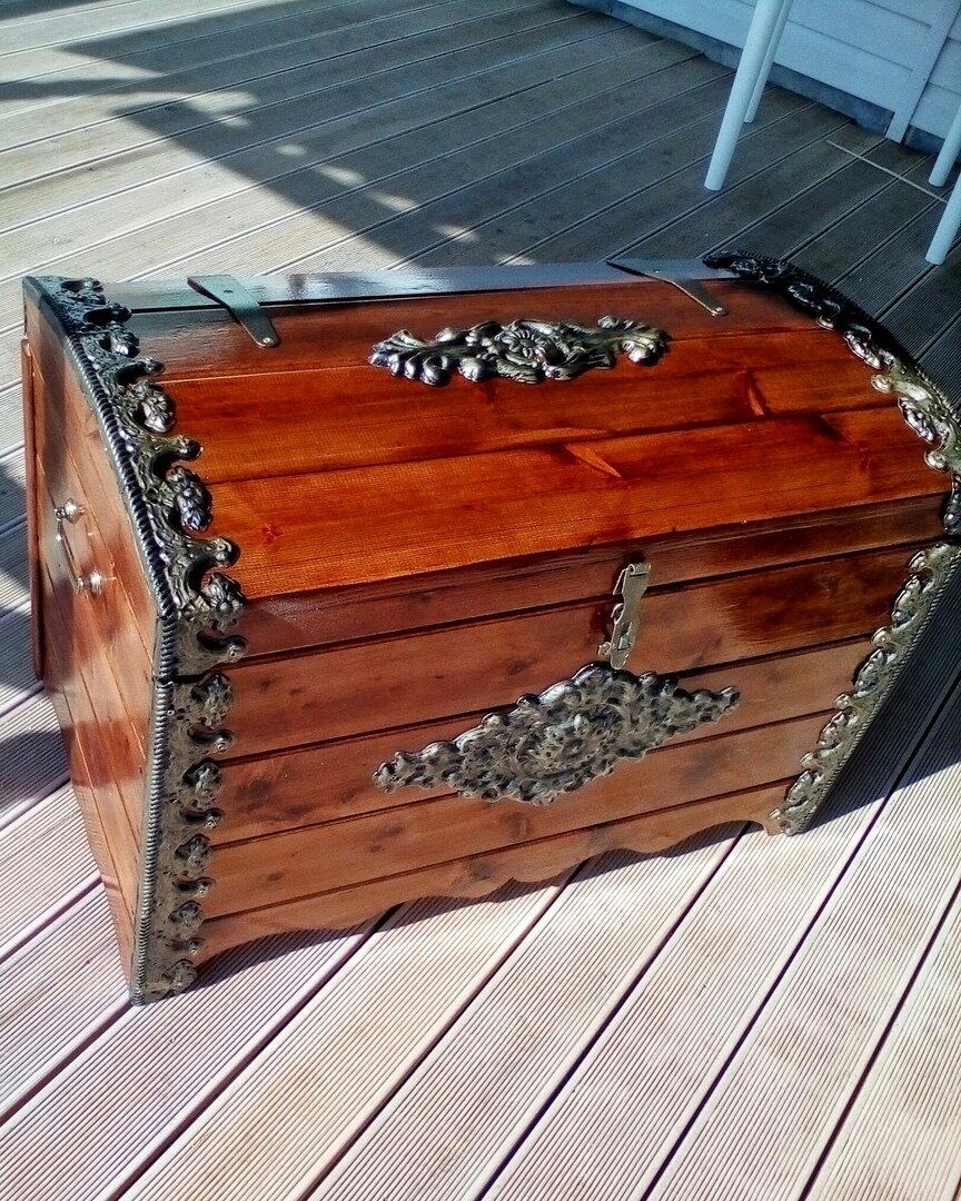 Для придания лоска, материал был покрыт специальным лаком по дереву