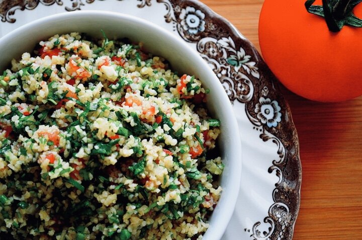 Ближневосточный табуле, салат с непривычным для нас, русских, сочетанием чуть жестковатой крупы и зелени, в основном петрушки. Ведь у нас крупа — это каша, гарнир или похлебка. А арабы веками готовят с крупой вкусные и сытные салаты, которые могут заменить целый обед. Табуле — самый изысканный. Делается он или из булгура (в Ливане) или из кускуса (в Тунисе и Марокко), но и того и другого кладется совсем немного: правильно приготовленный табуле — взрыв зеленого цвета! Крупа здесь только для того, чтобы поддерживать целую гору травы и впитывать живительные соки, а они весной — это как раз то, чего душа просит.