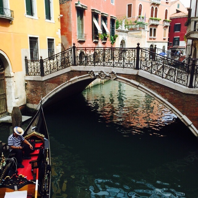 Радуйте себя и партнера, например, прогулками по романтичной Венеции:)