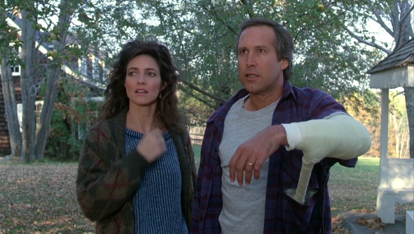 Мэдолин Смит и Чеви Чейз в фильме «Забавная ферма». Кадр из фильма